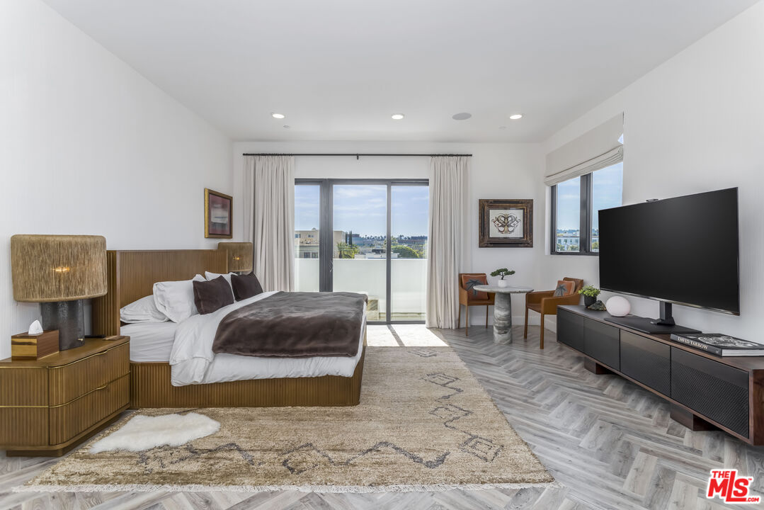 137 N Doheny Dr Unit: 4