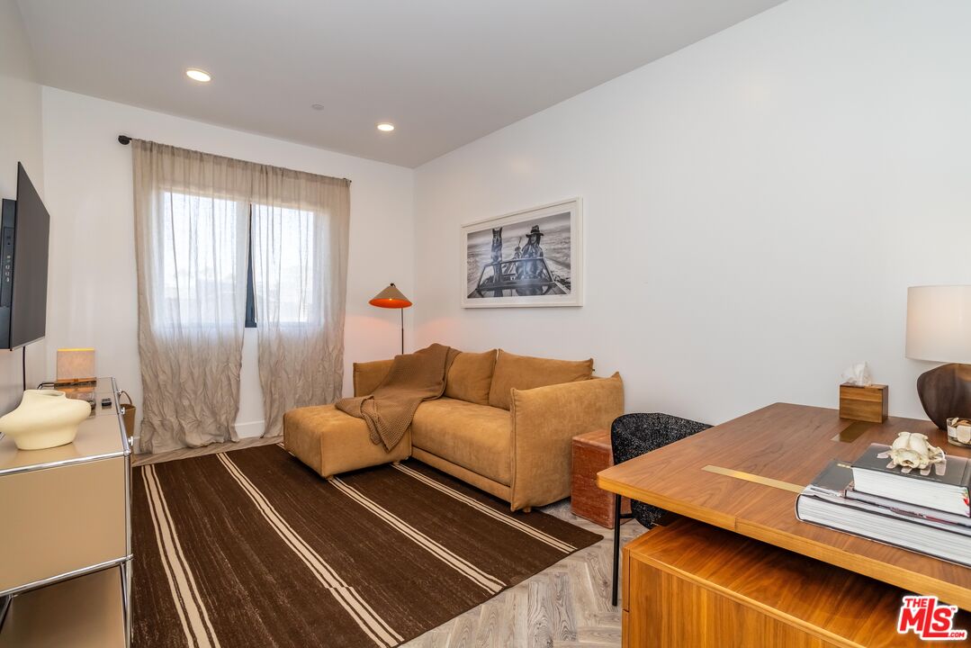 137 N Doheny Dr Unit: 4
