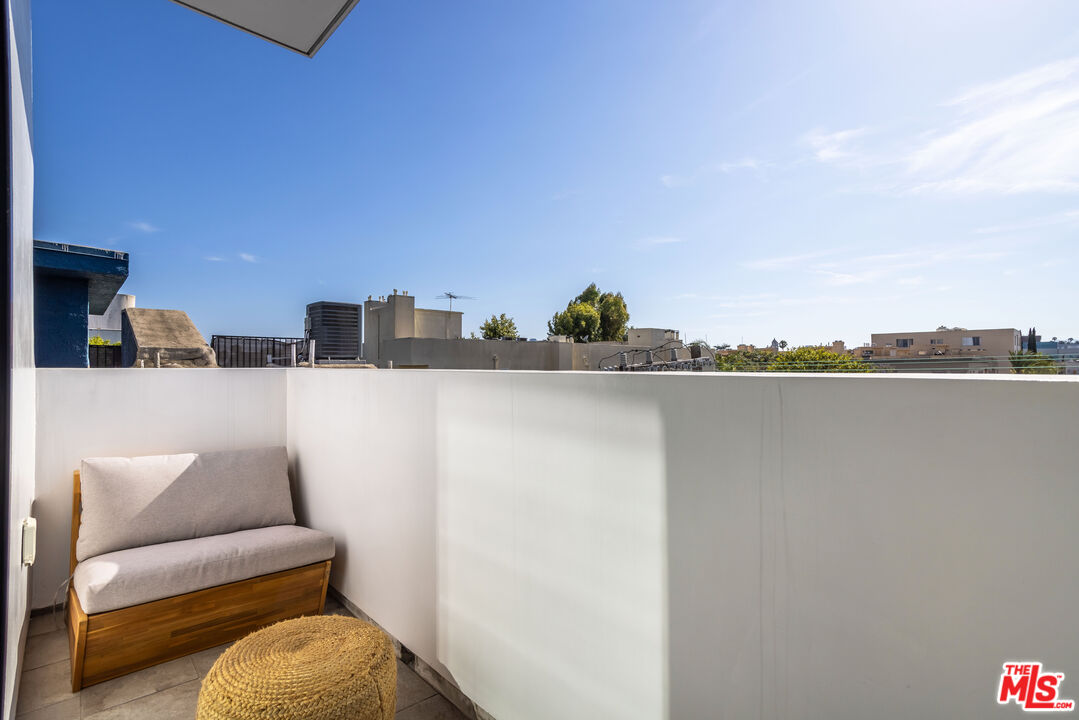 137 N Doheny Dr Unit: 4