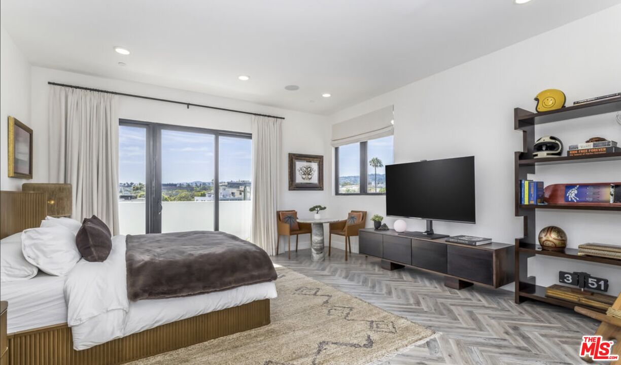 137 N Doheny Dr Unit: 4