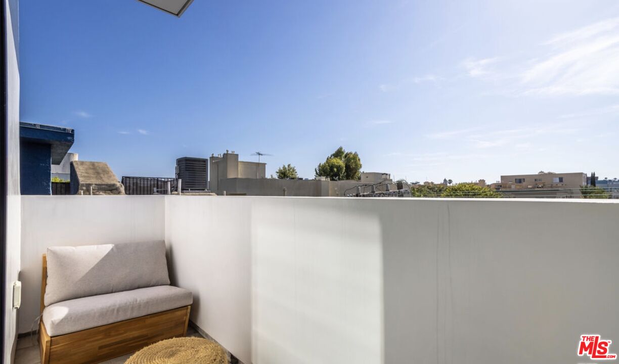 137 N Doheny Dr Unit: 4