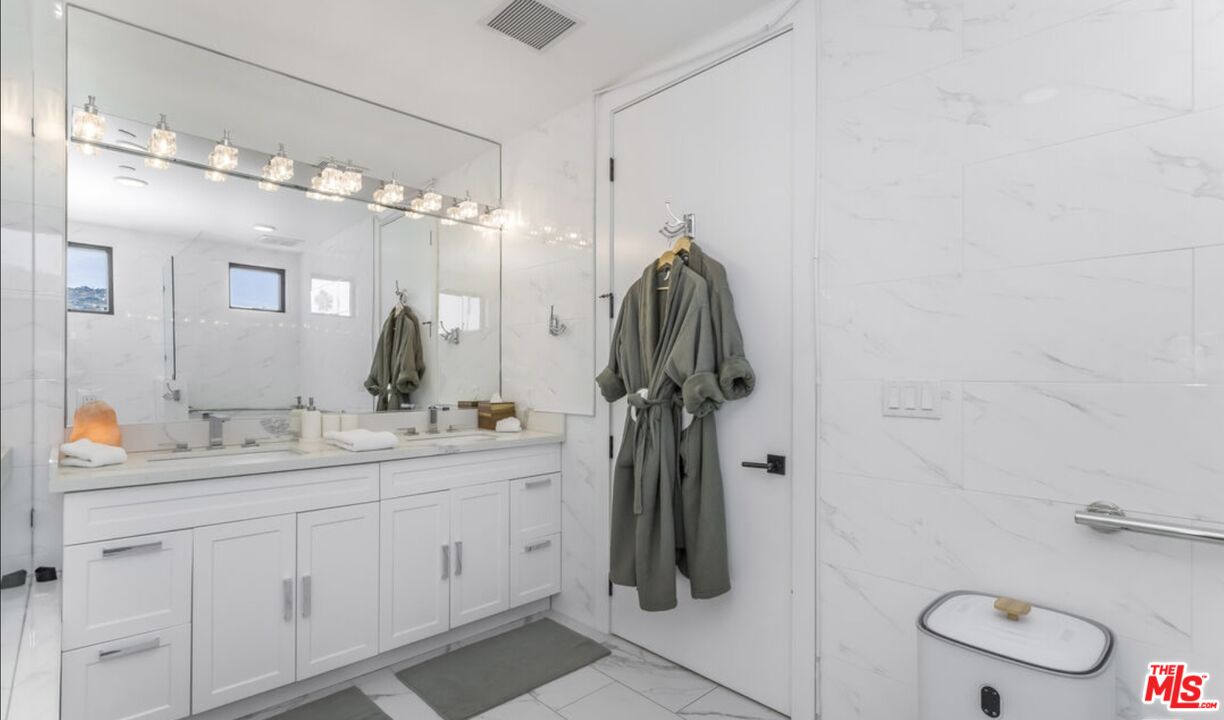 137 N Doheny Dr Unit: 4