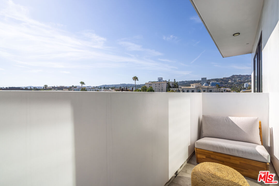 137 N Doheny Dr Unit: 4