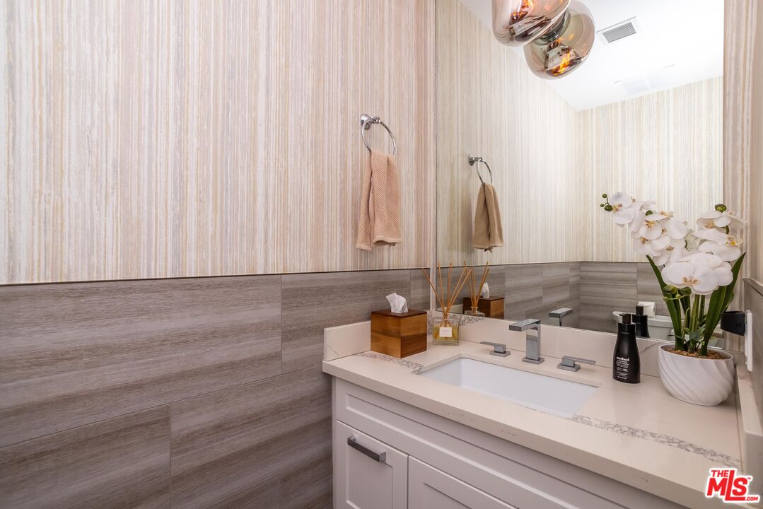 137 N Doheny Dr Unit: 4