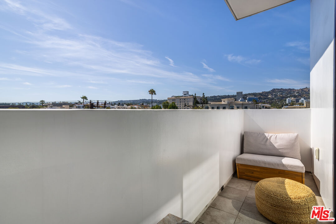 137 N Doheny Dr Unit: 4