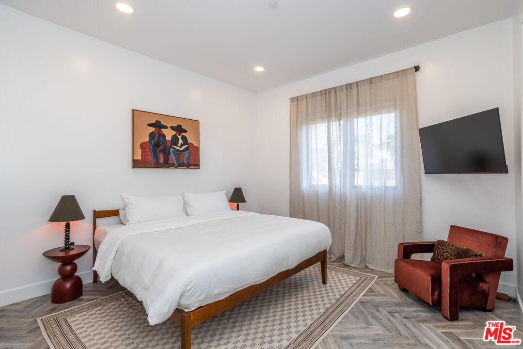 137 N Doheny Dr Unit: 4