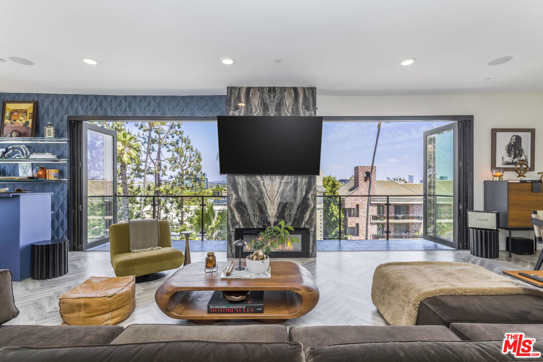 137 N Doheny Dr Unit: 4