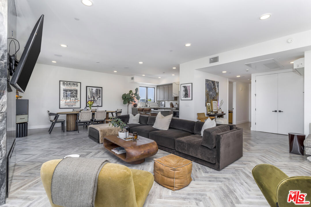 137 N Doheny Dr Unit: 4