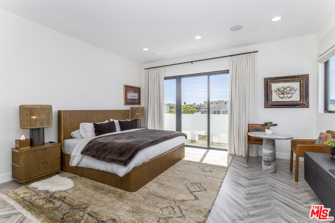 137 N Doheny Dr Unit: 4