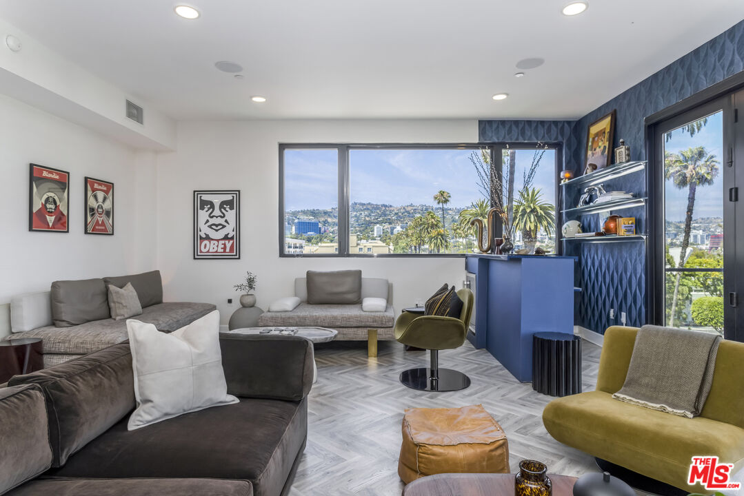 137 N Doheny Dr Unit: 4