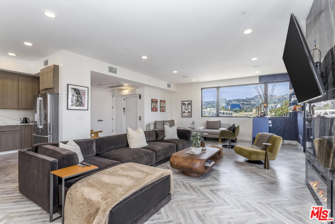 137 N Doheny Dr Unit: 4