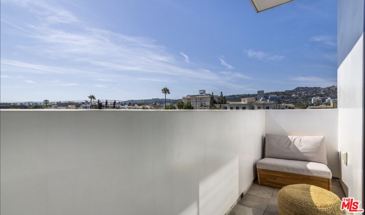 137 N Doheny Dr Unit: 4