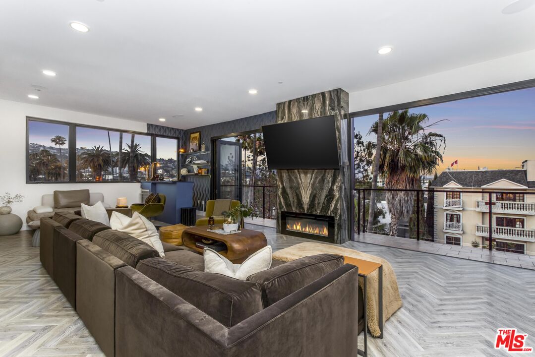 137 N Doheny Dr Unit: 4