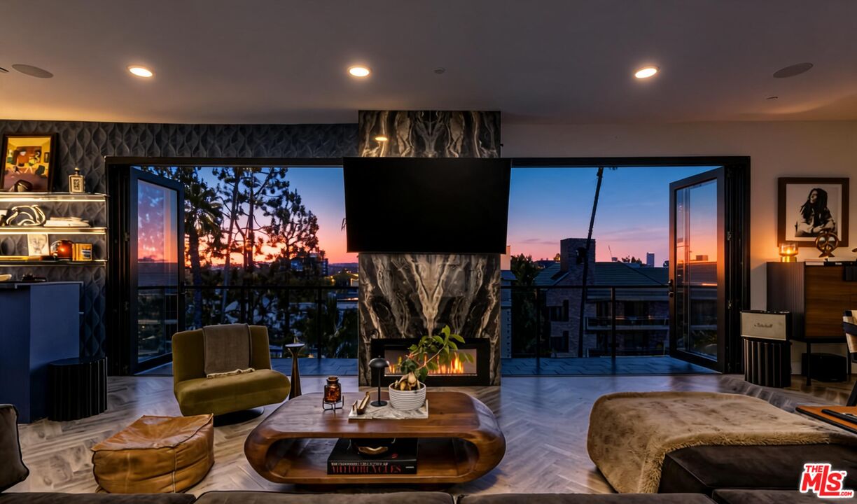 137 N Doheny Dr Unit: 4