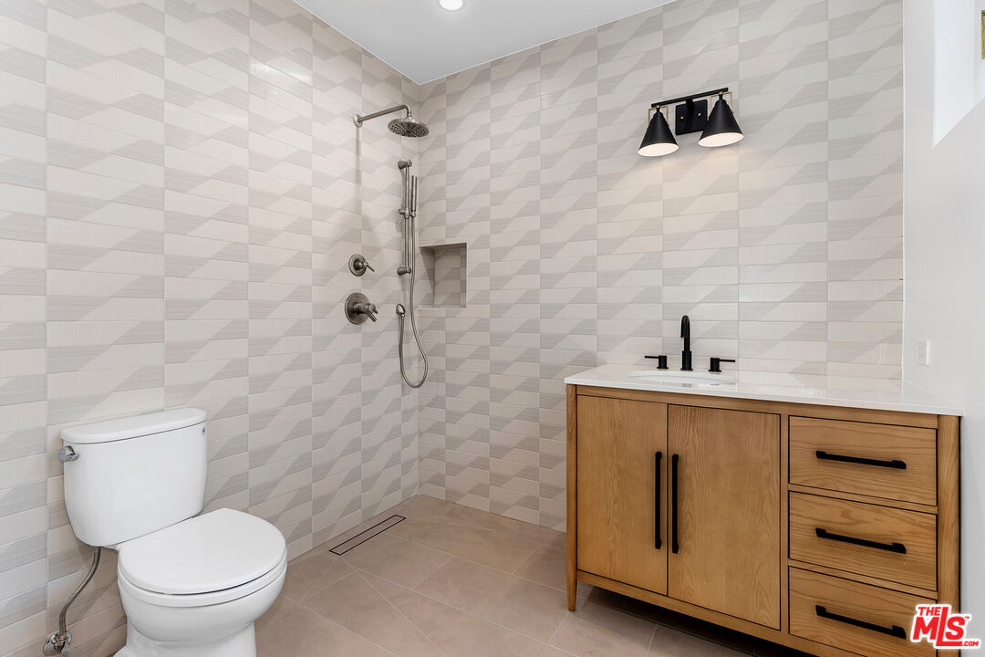 1901 S Point View St