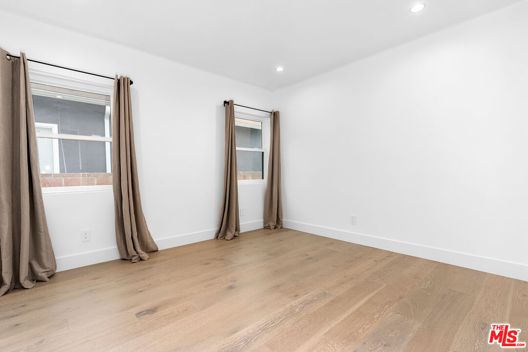 1901 S Point View St