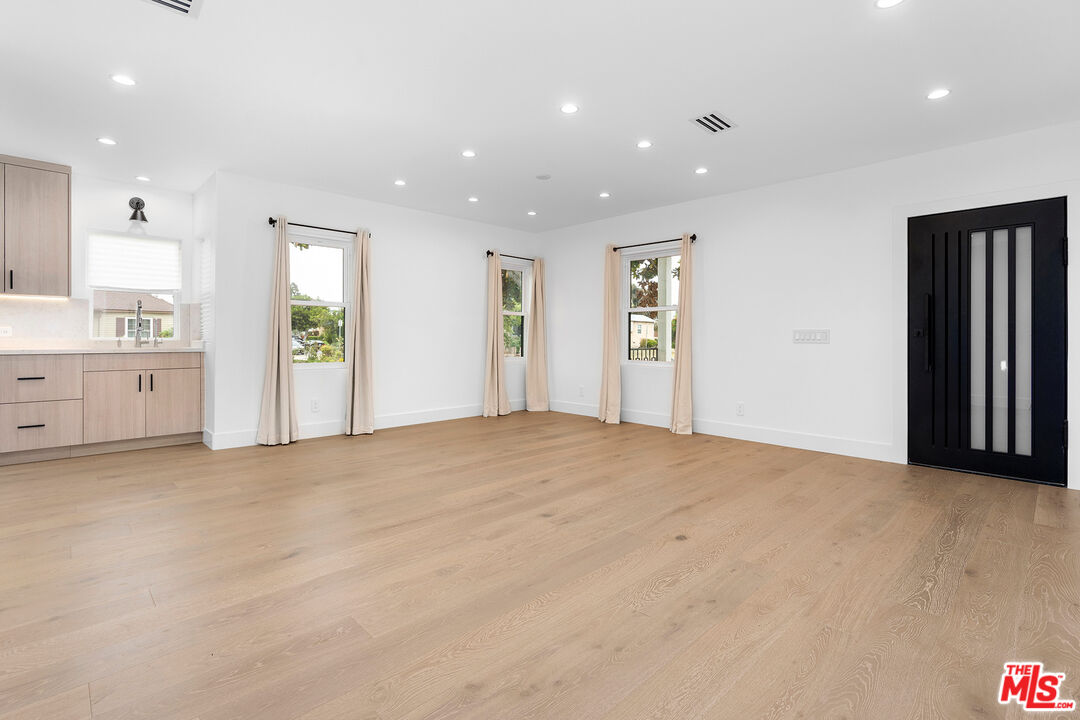 1901 S Point View St