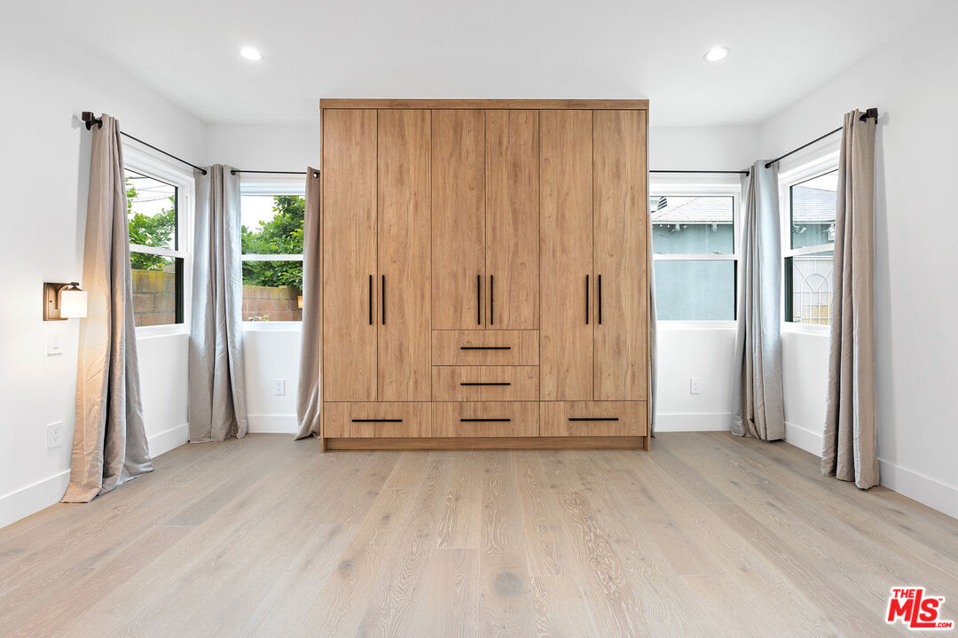 1901 S Point View St