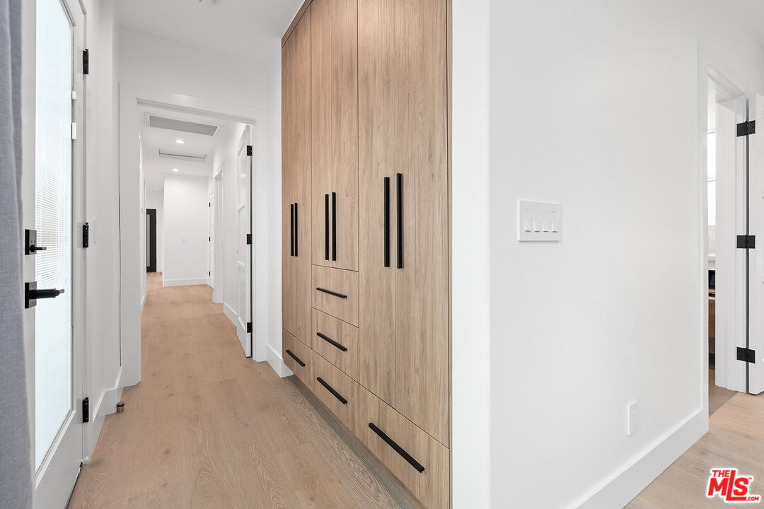 1901 S Point View St