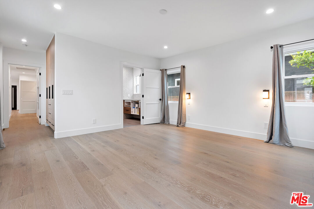 1901 S Point View St