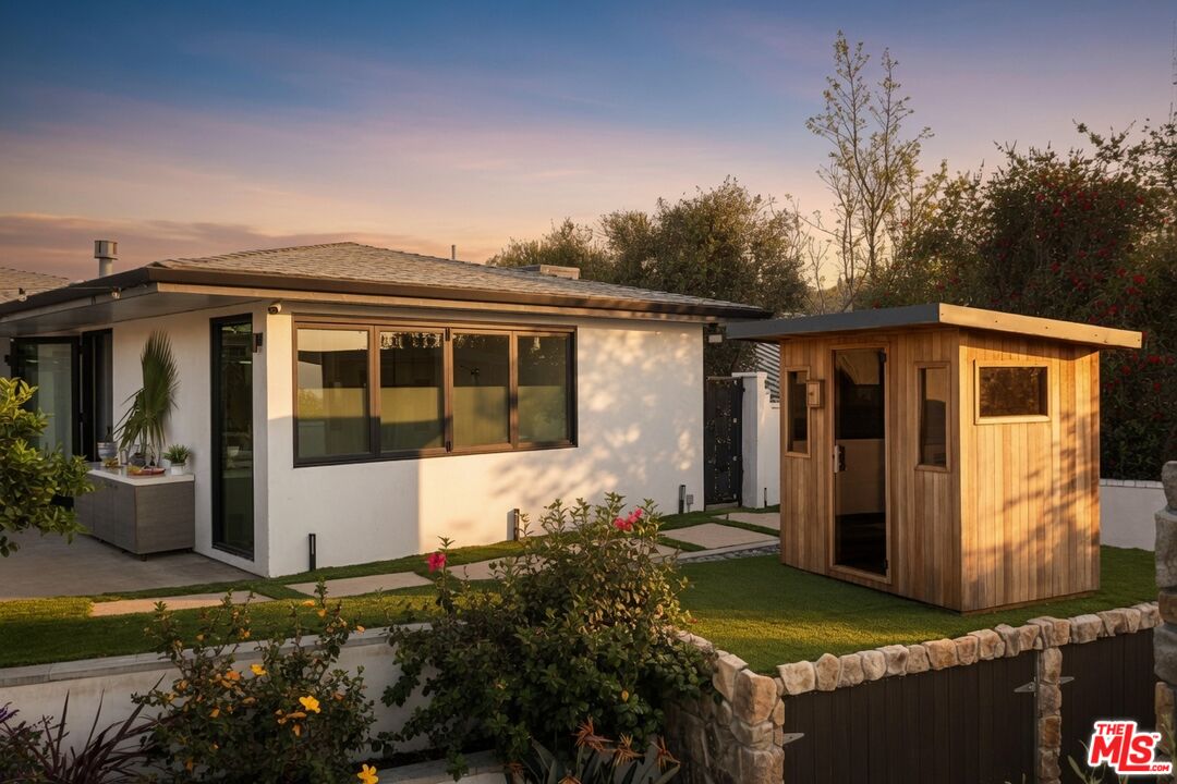 2715 Edwin Pl
