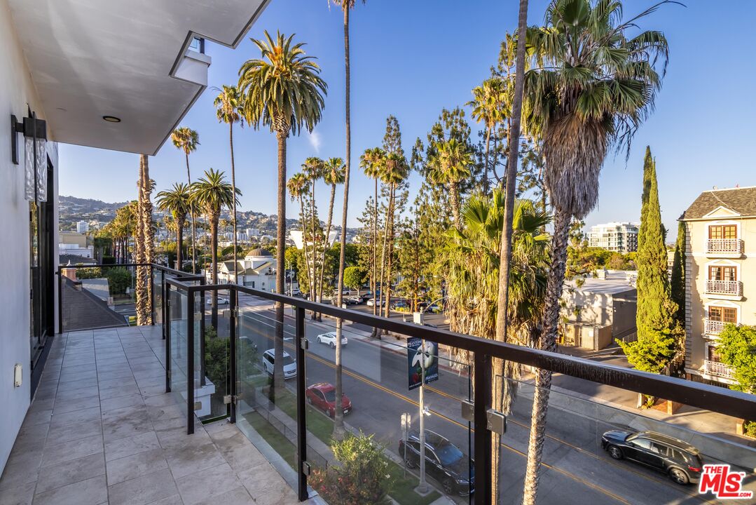 137 N Doheny Dr Unit: 3