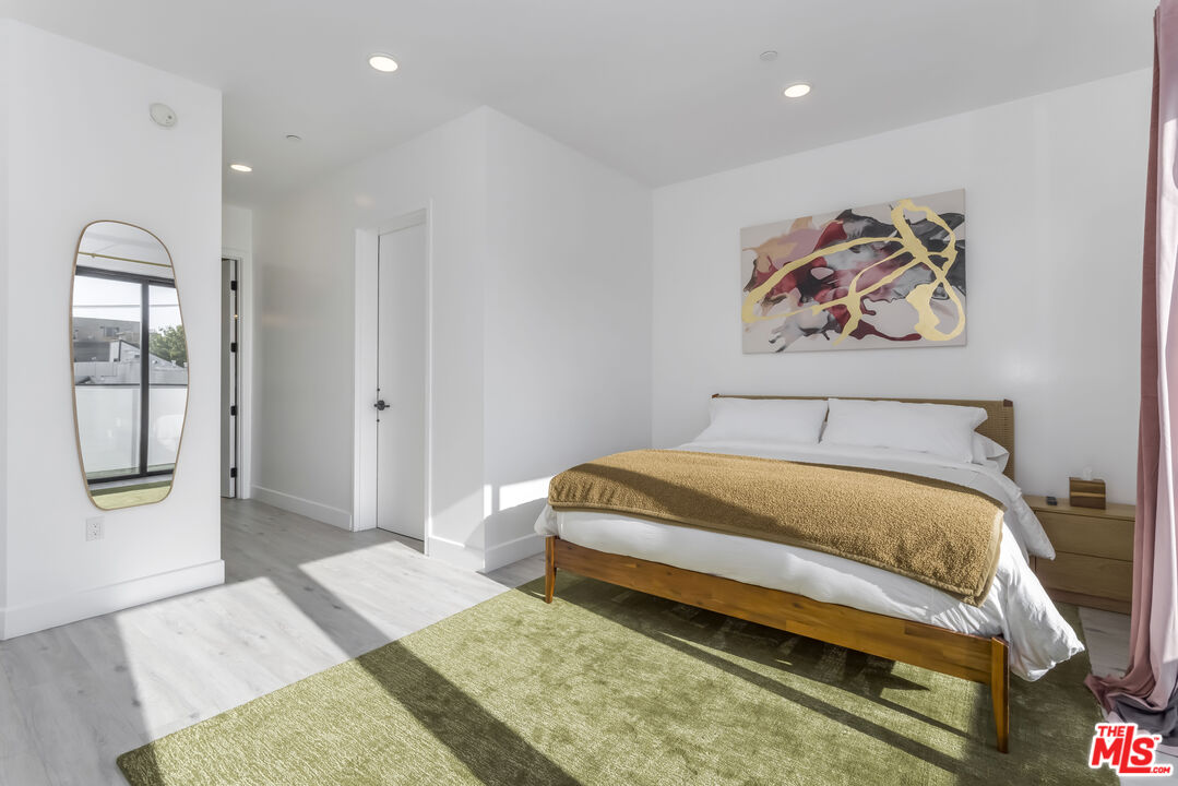 137 N Doheny Dr Unit: 3