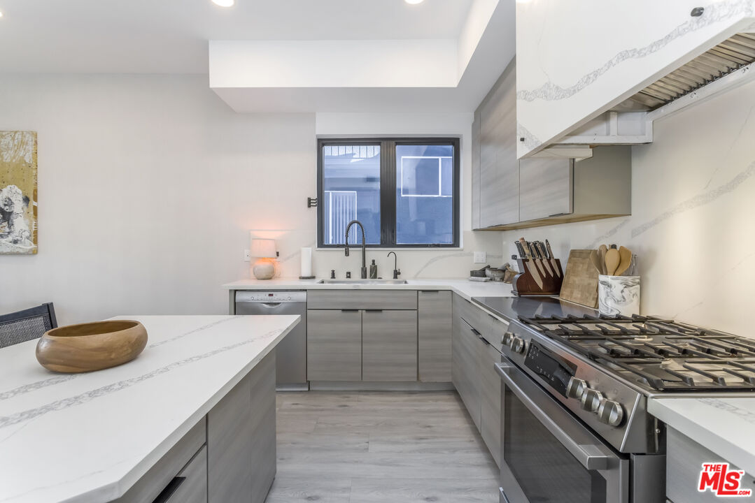 137 N Doheny Dr Unit: 3