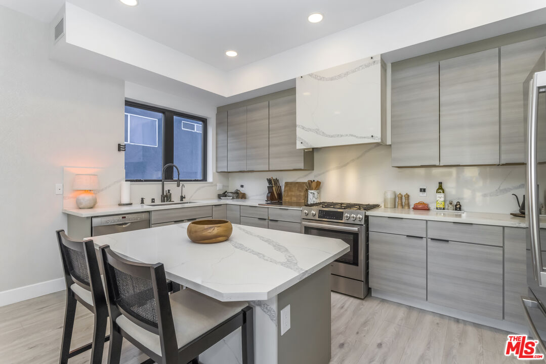 137 N Doheny Dr Unit: 3