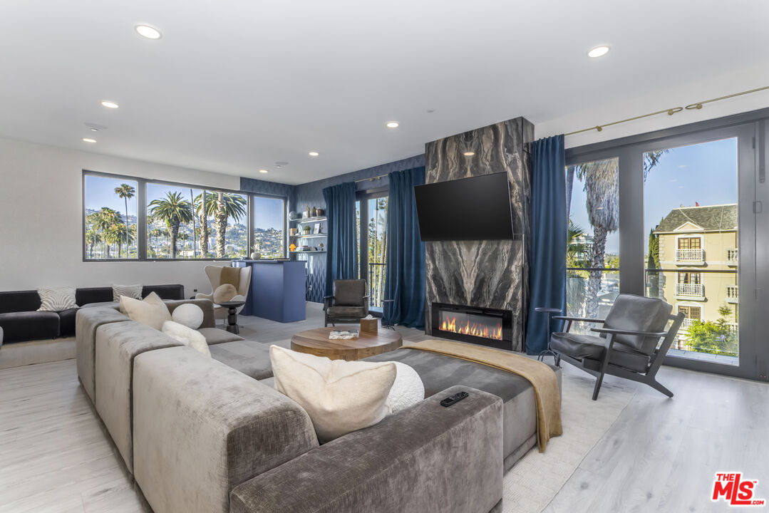 137 N Doheny Dr Unit: 3