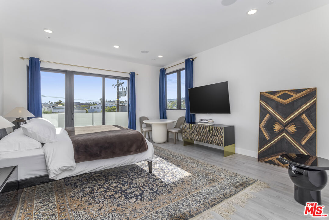 137 N Doheny Dr Unit: 3