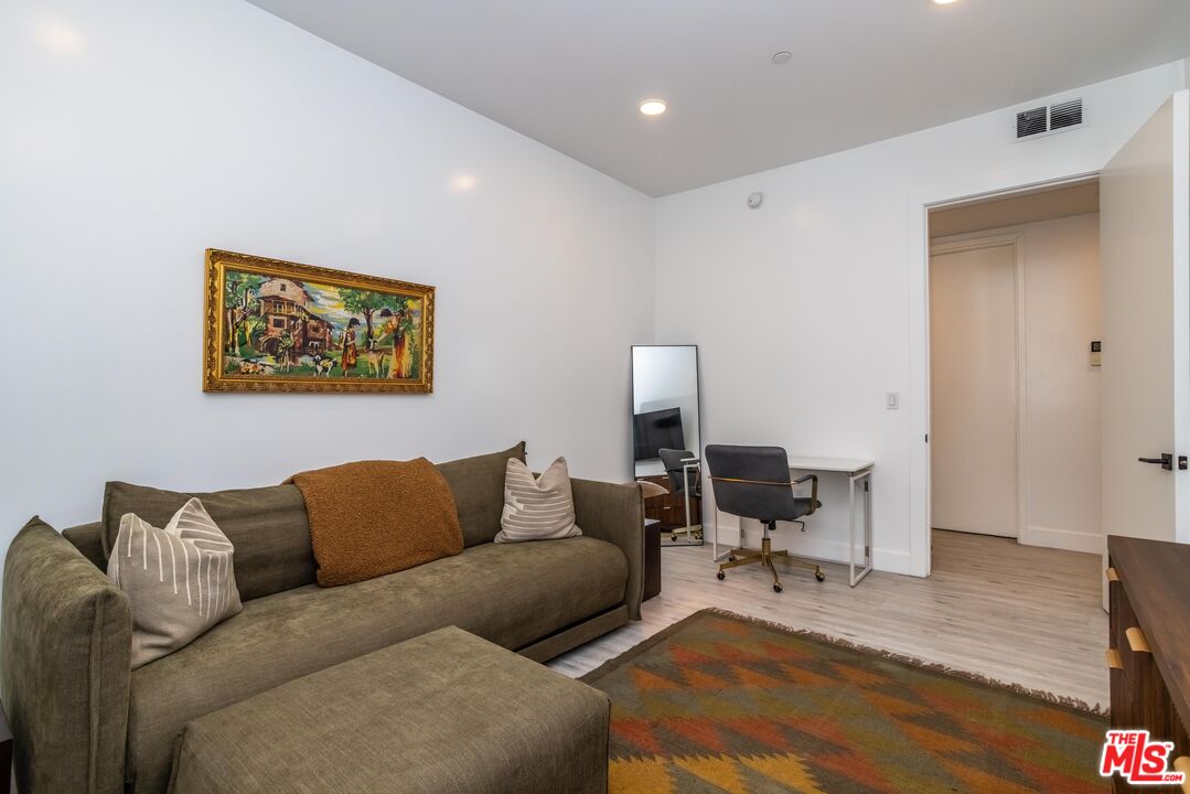 137 N Doheny Dr Unit: 3