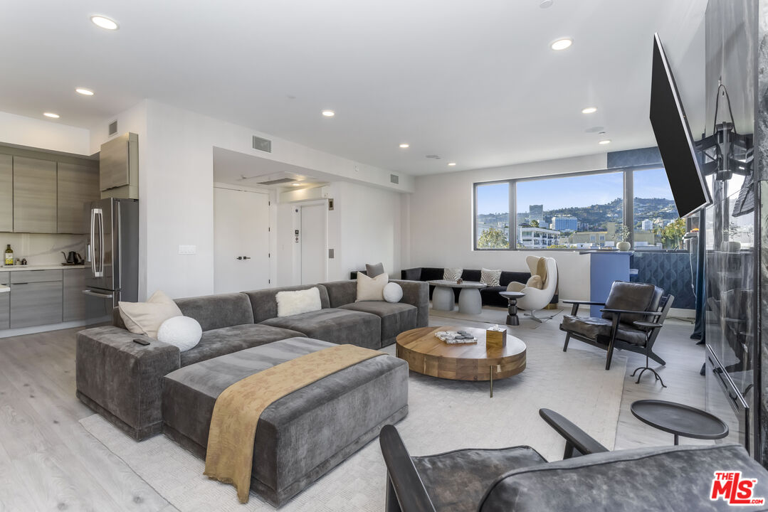 137 N Doheny Dr Unit: 3