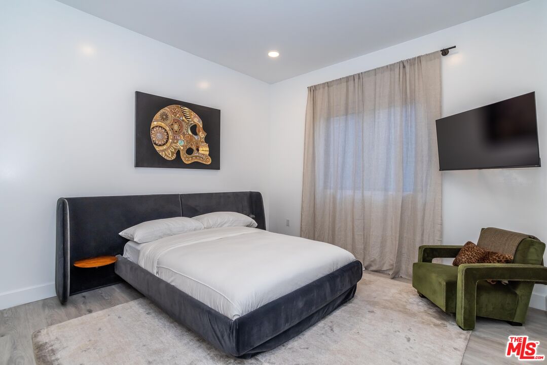 137 N Doheny Dr Unit: 3