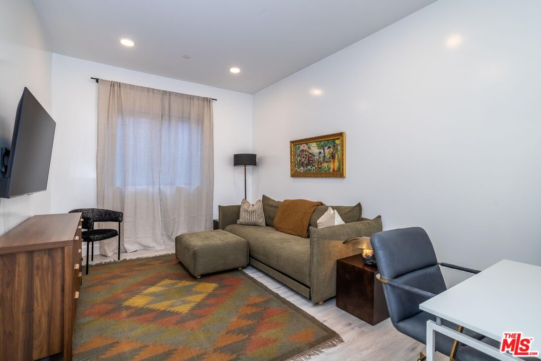 137 N Doheny Dr Unit: 3