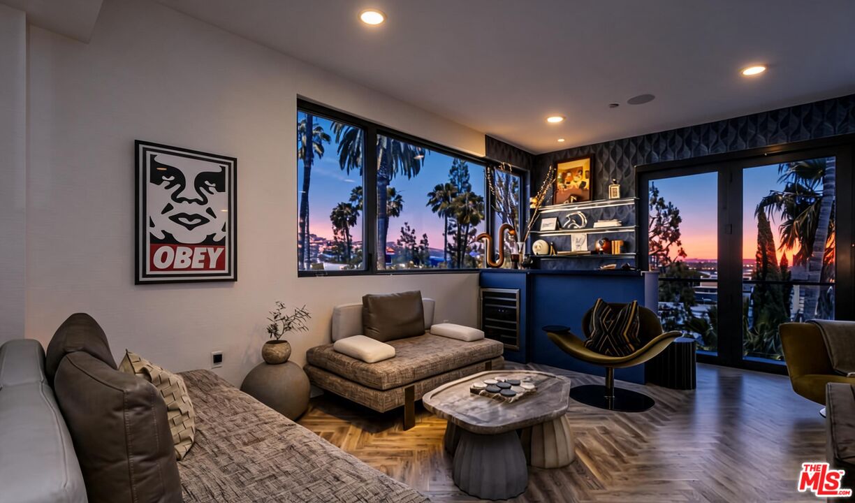 137 N Doheny Dr Unit: 2