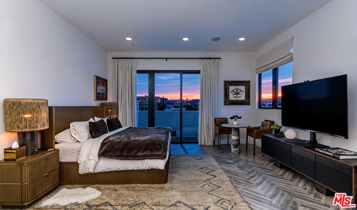 137 N Doheny Dr Unit: 2