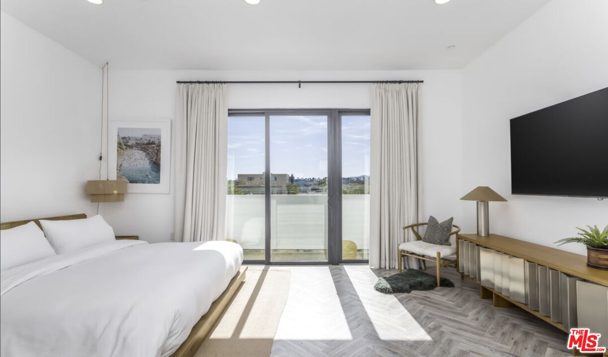 137 N Doheny Dr Unit: 2