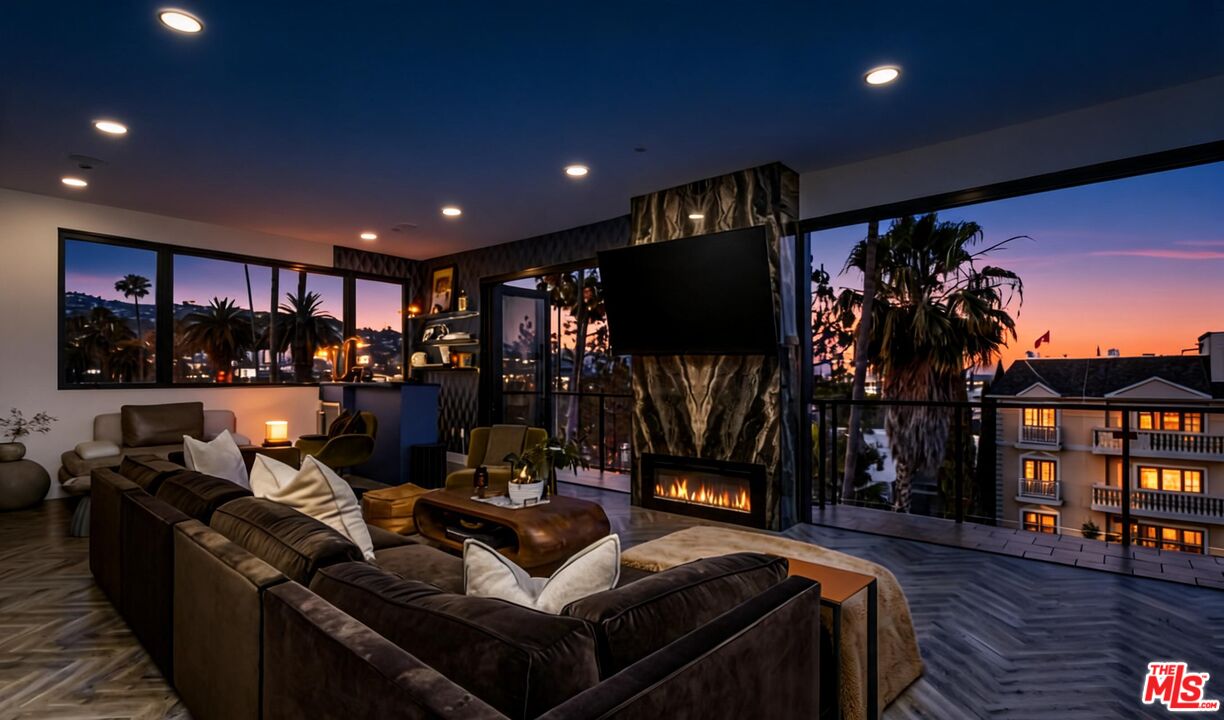 137 N Doheny Dr Unit: 2