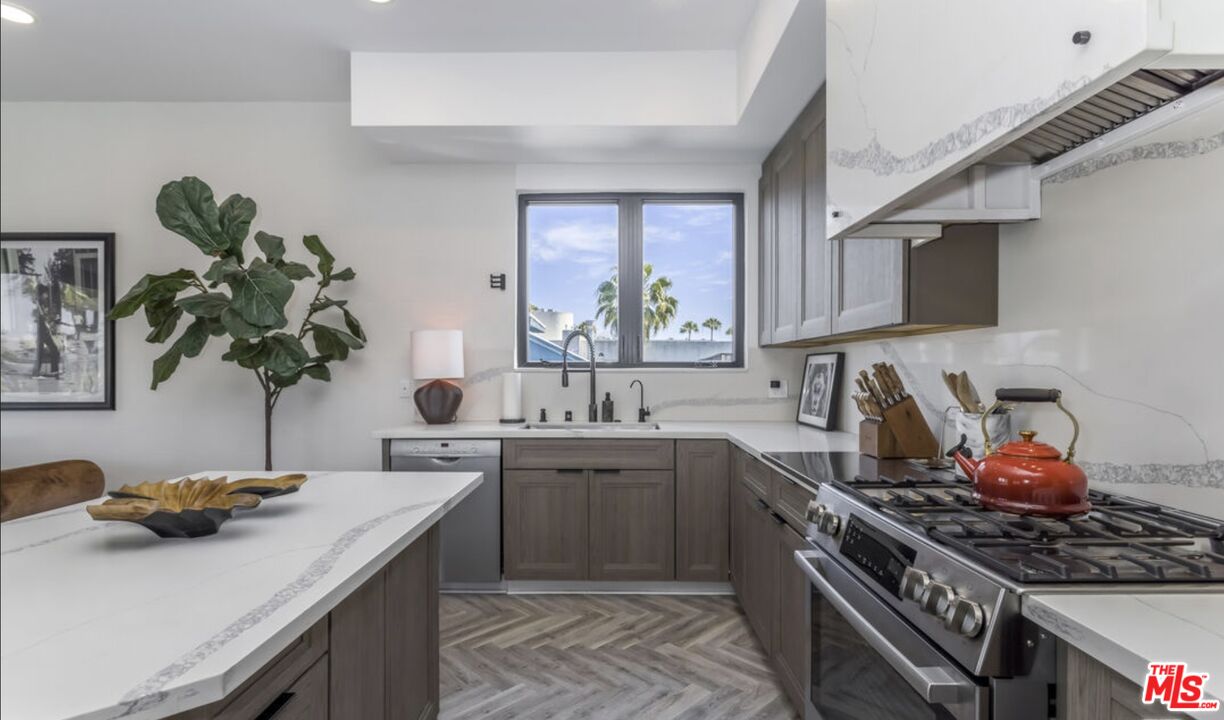 137 N Doheny Dr Unit: 2