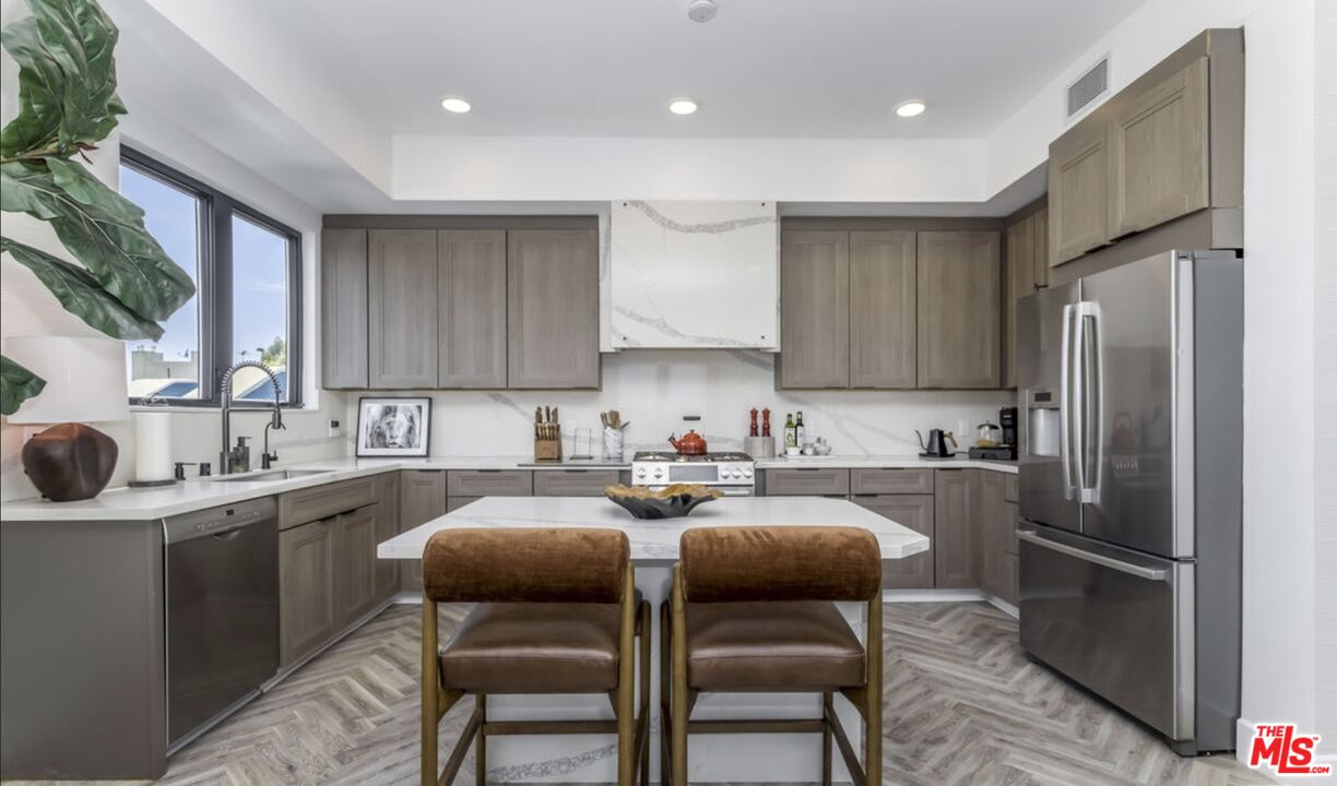 137 N Doheny Dr Unit: 2