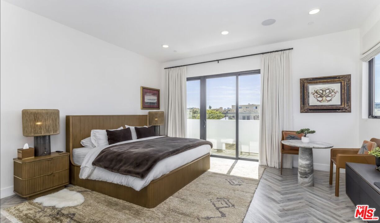137 N Doheny Dr Unit: 2