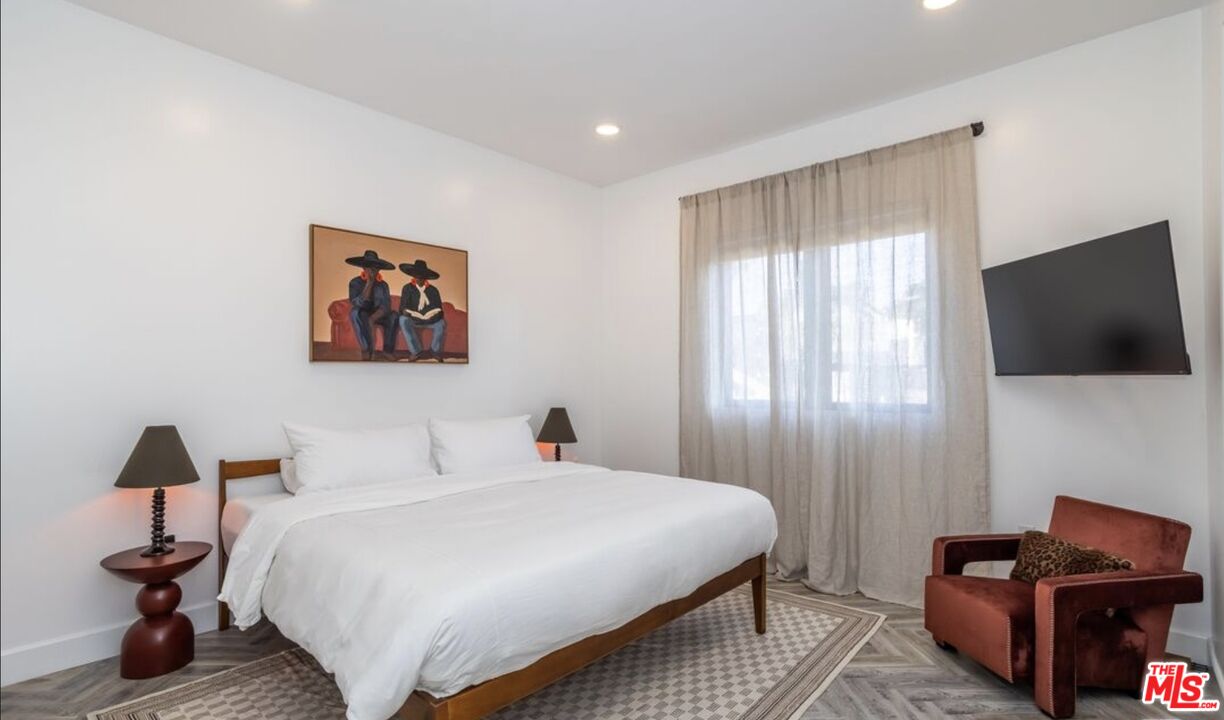 137 N Doheny Dr Unit: 2