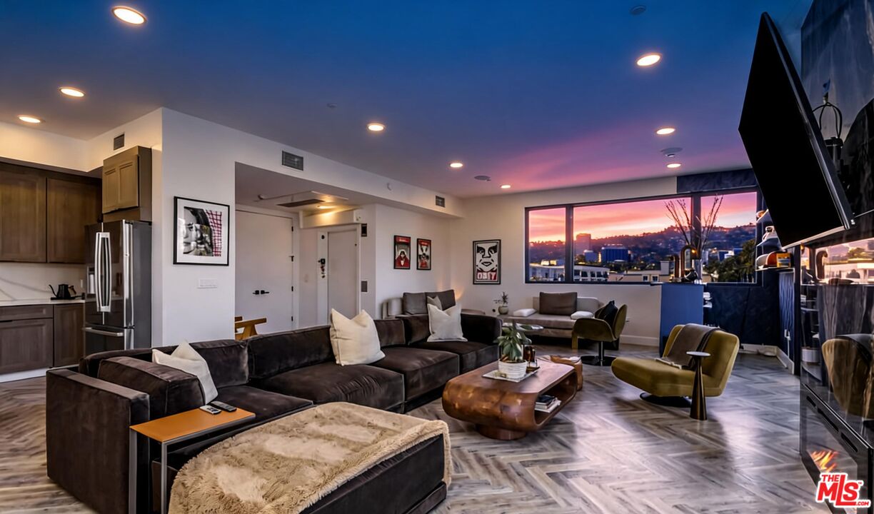 137 N Doheny Dr Unit: 2