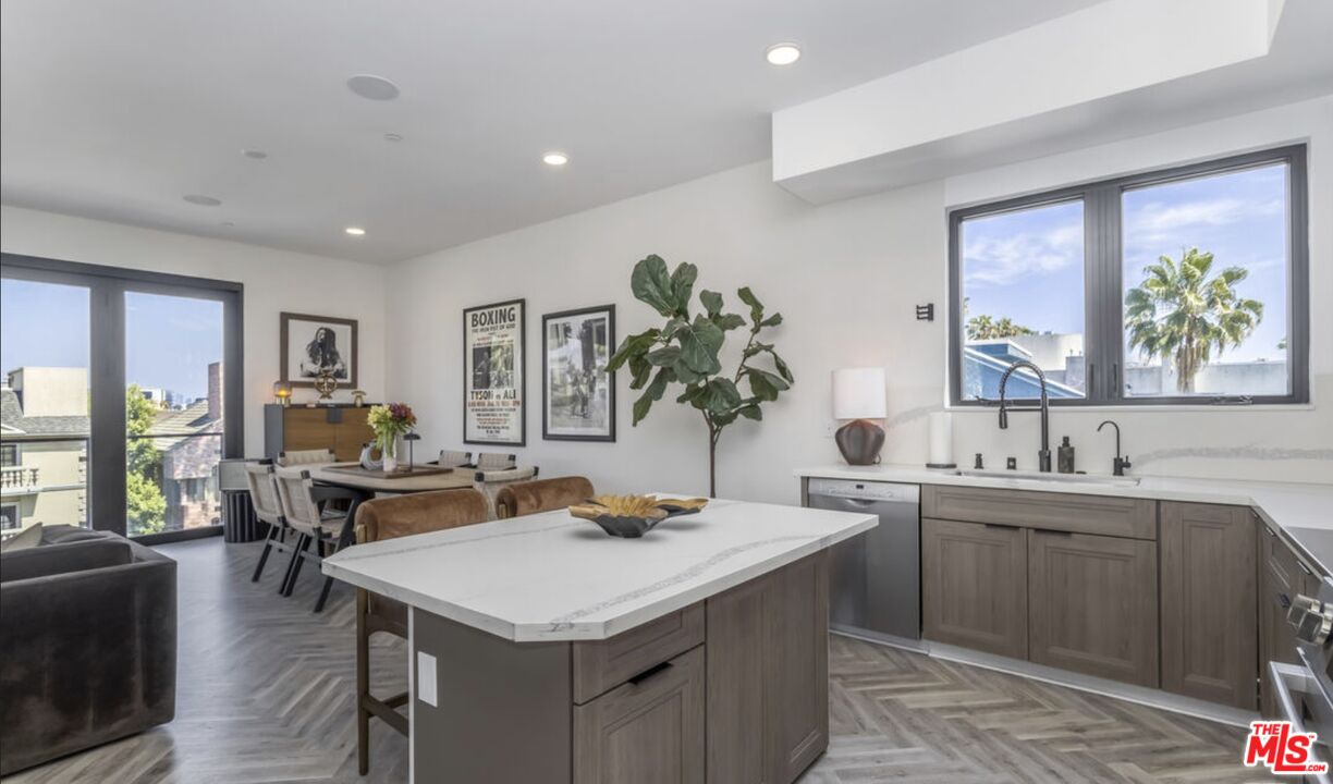 137 N Doheny Dr Unit: 2