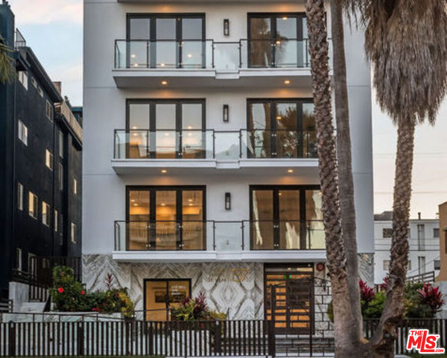137 N Doheny Dr Unit: 1