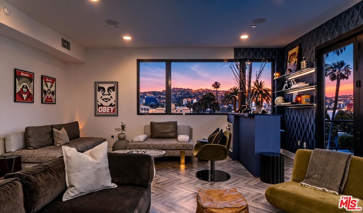 137 N Doheny Dr Unit: 1