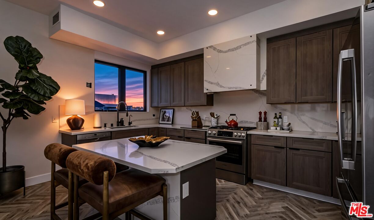 137 N Doheny Dr Unit: 1