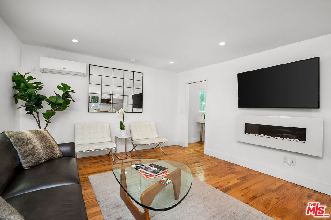 4734 Los Feliz Blvd