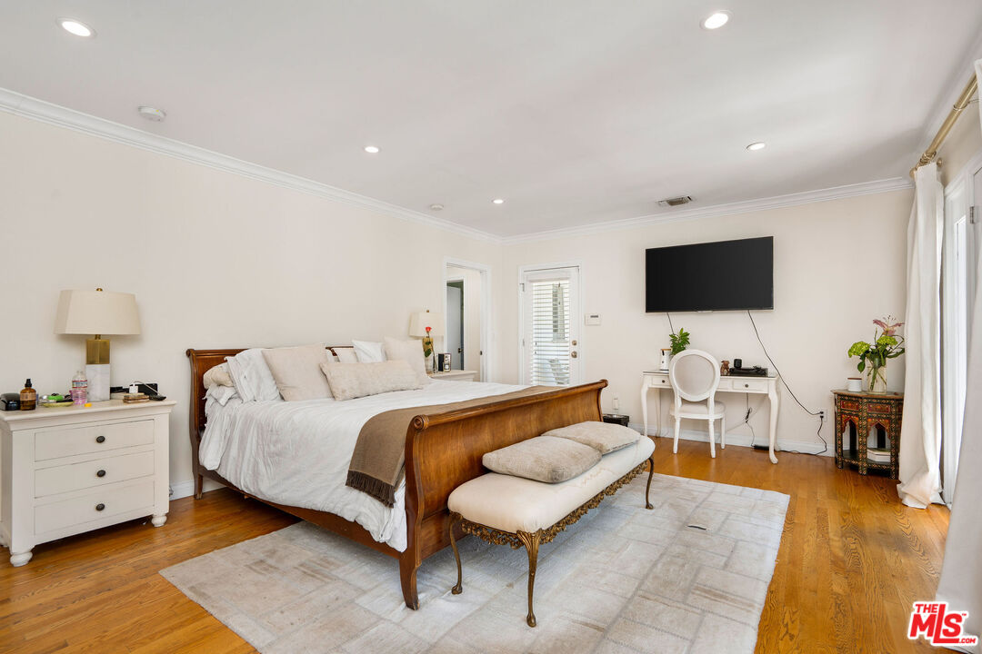 4734 Los Feliz Blvd